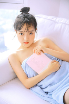 美女赤裸的